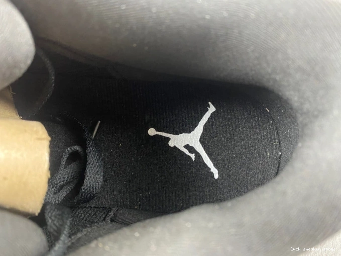 Rep LUCY (2016) Retro 3 136064-020 Jordan Monday Cyber 0727